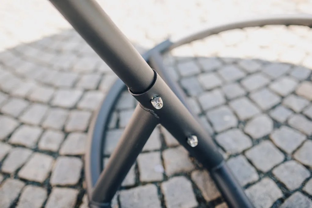 Čierne závesné kreslo KOKON so stojanom