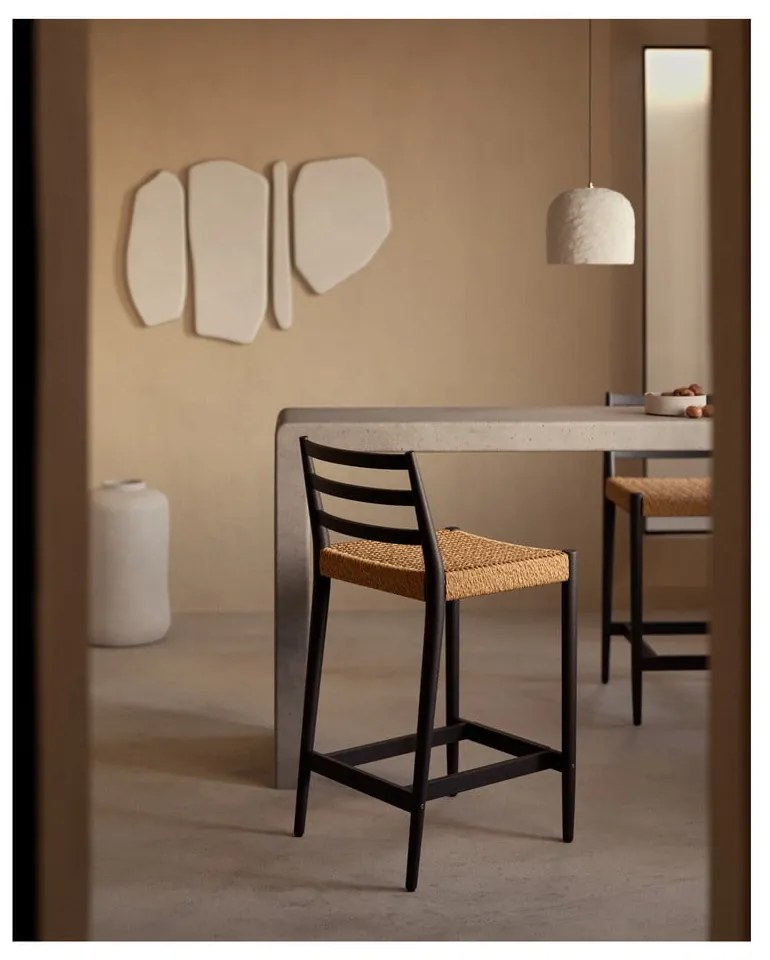 Čierna/v prírodnej farbe barová stolička z dubového dreva (výška sedadla 70 cm) Analy – Kave Home