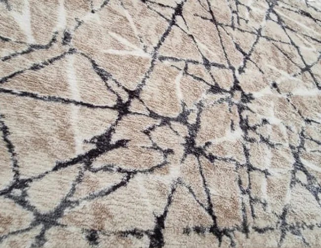 Béžový huňatý koberec Plush Deluxe – mramorový vzor Rozmer: 60x100 cm