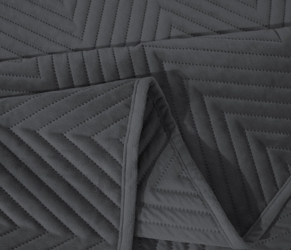 Tmavosivý zamatový prehoz na posteľ so vzorom ARROW VELVET Rozmer: 200 x 220 cm