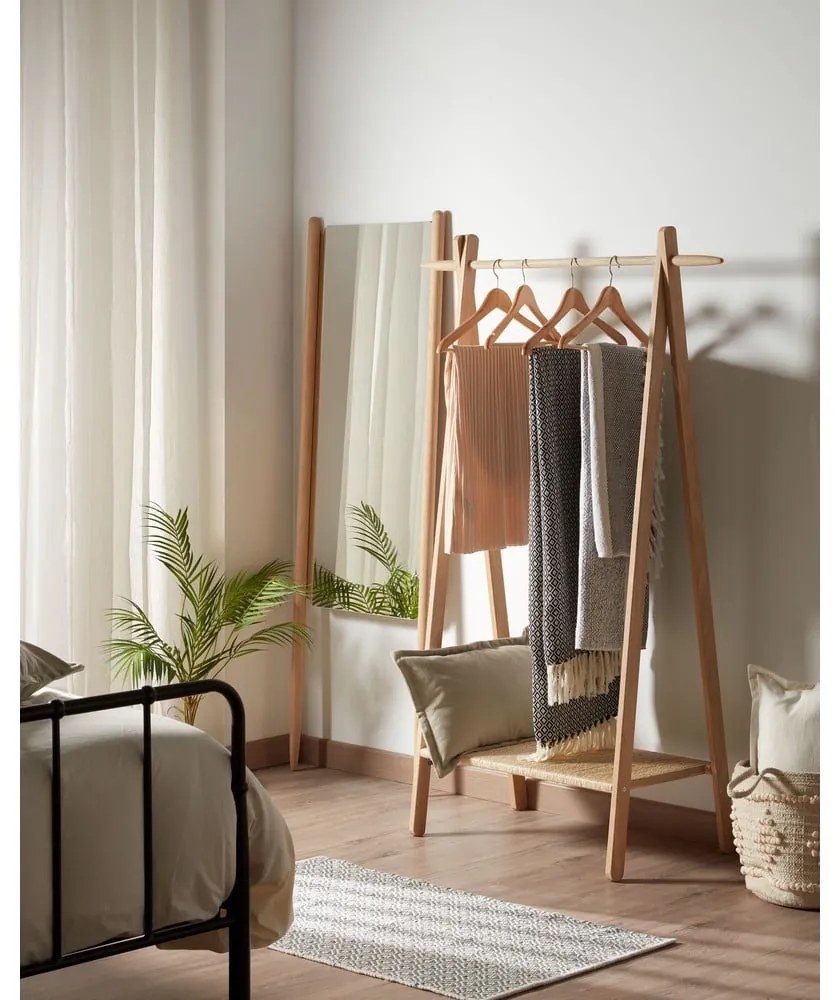 Stojan na oblečenie z jaseňového dreva Kave Home Natane