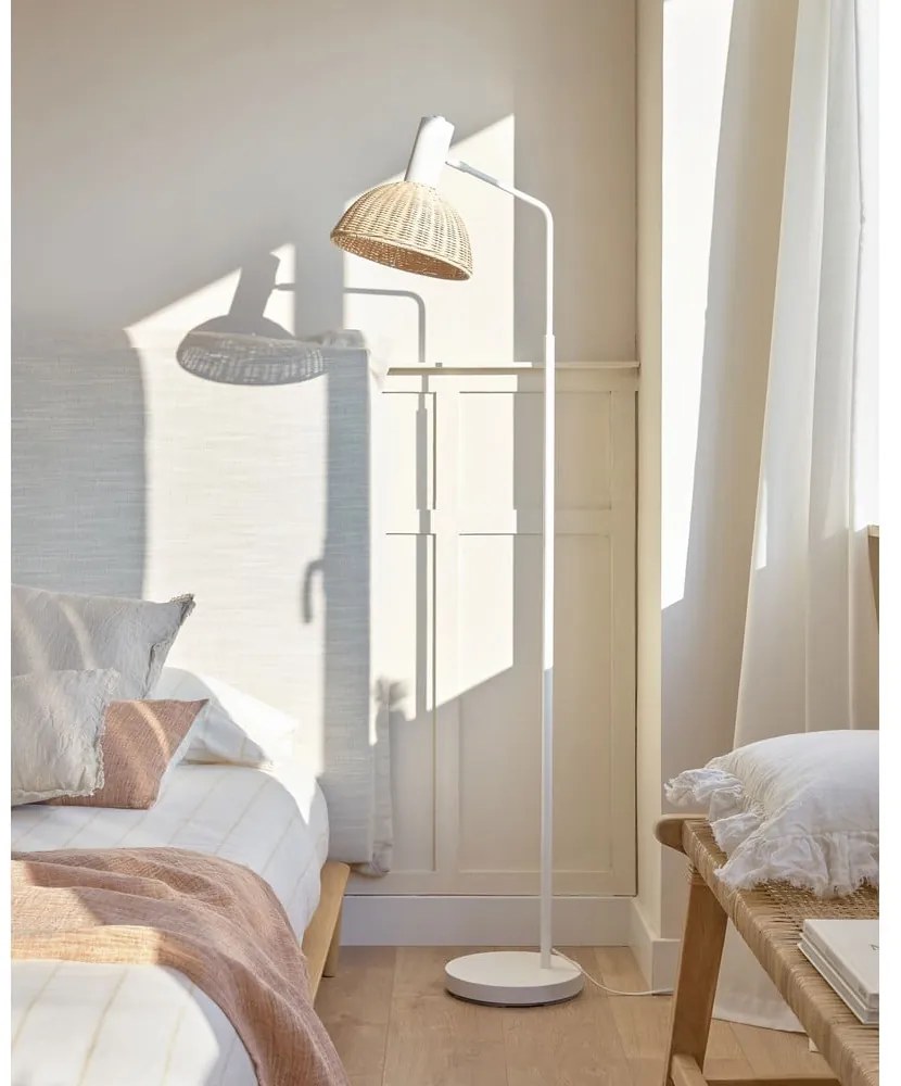 Stojacia lampa s ratanovým tienidlom v čierno-prírodnej farbe (výška 157 cm) Damila – Kave Home