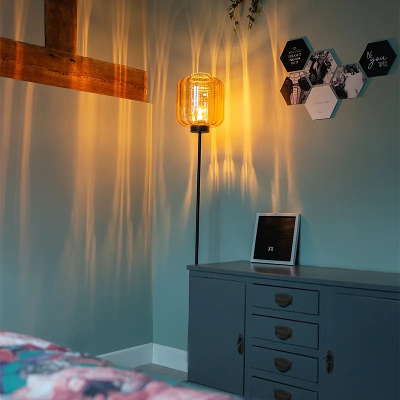 Dizajnová stojaca lampa čierna s jantárovým sklom - Qara