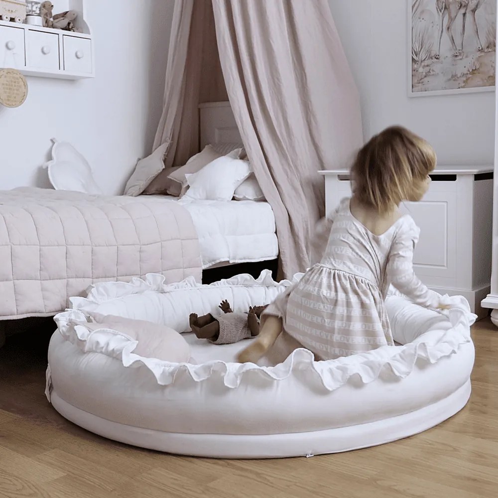Hniezdo pre deti s volánom bielej