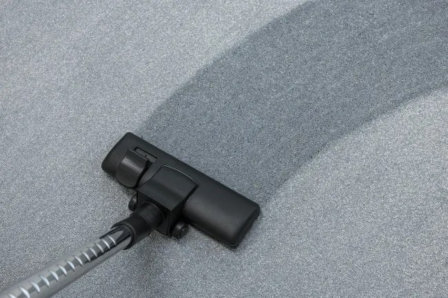 Metrážny koberec Pearl-Flash 80 svetlosivý / strieborný