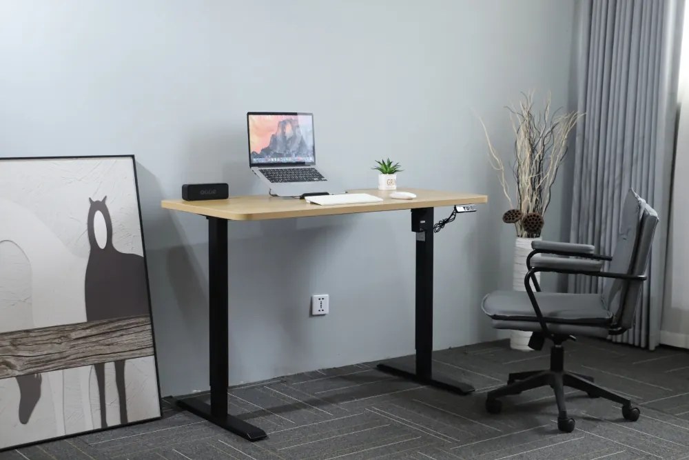 Výškovo nastaviteľný elektrický stôl BestBerg BBAT-14BWD / rozmer 140x70 cm / výška 93,4-125,4 cm / čierna/drevo