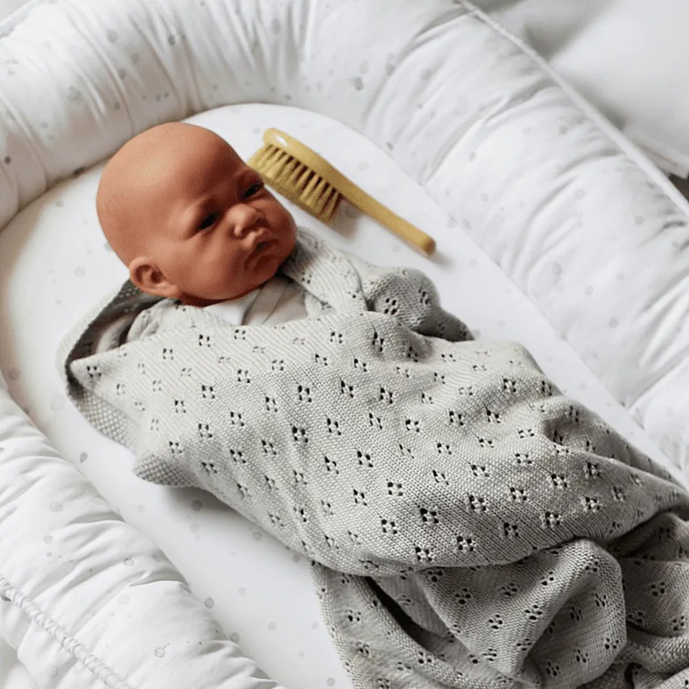 Hniezdo pre bábätko šedé fľaky