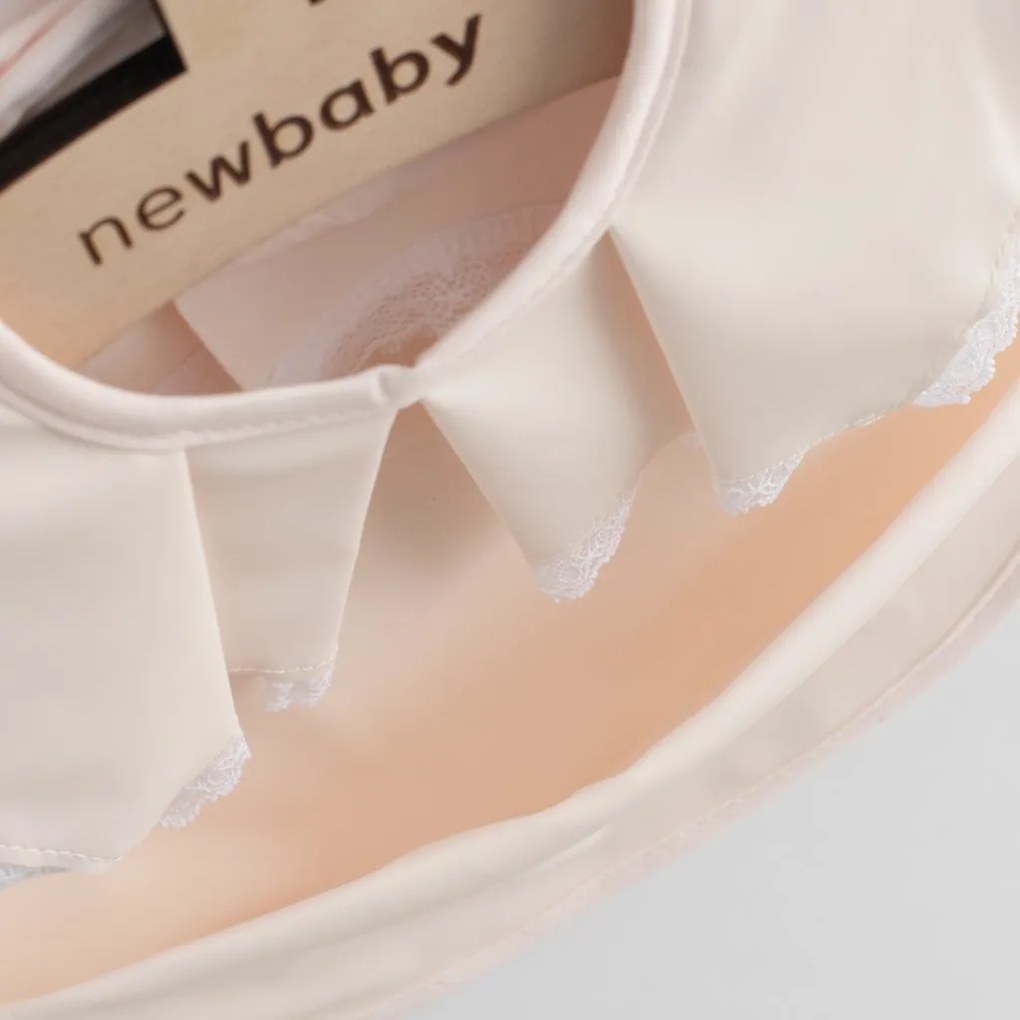 Luxusný umývateľný podbradník New Baby 34x25 cm girl