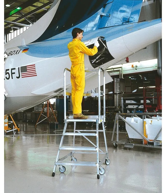 Hliníkový pojazdný rebrík s plošinou, 7 priečok, výška plošiny 1,68 m