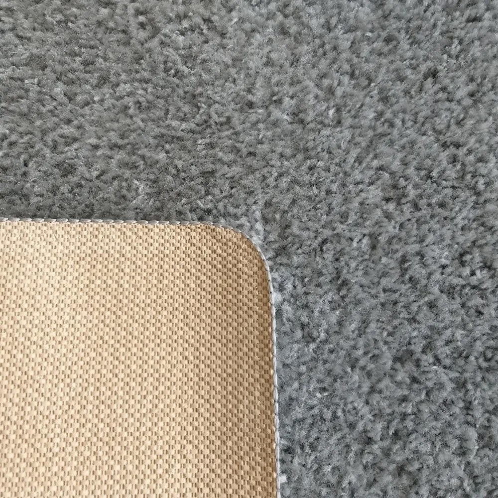 Štýlový koberec v sivej farbe
