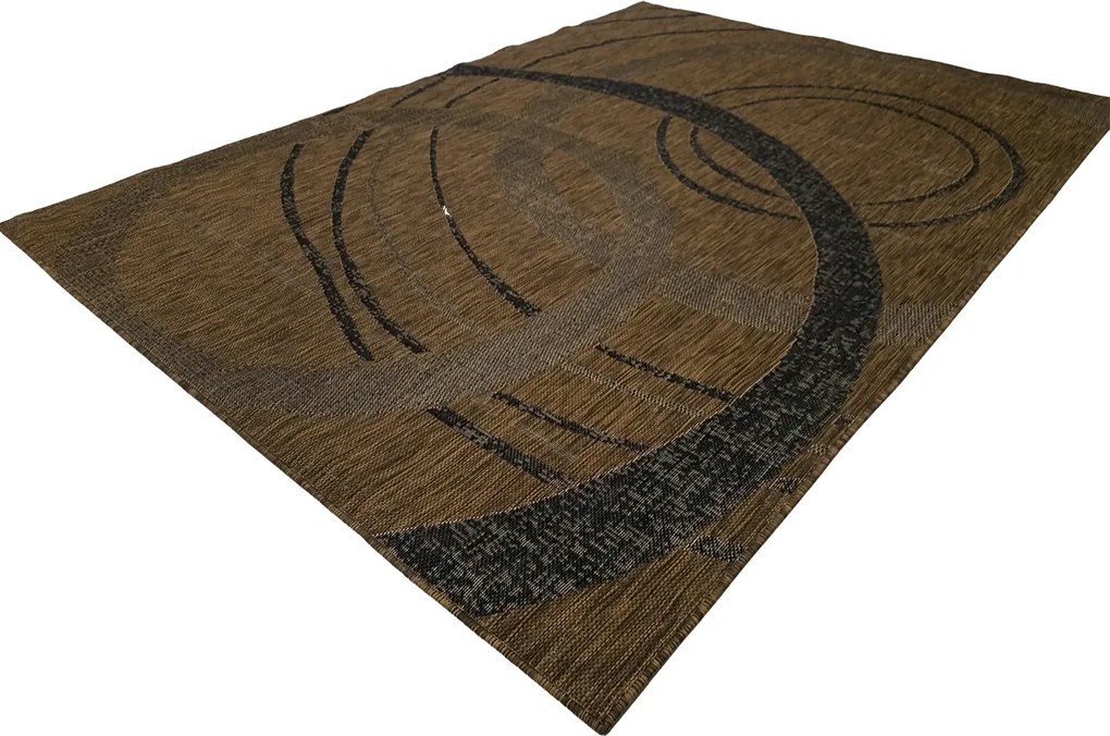Koberec Eqos 0003 BROWN – hnedý obdĺžnik s geometrickým vzorom Rozmer: 140x190 cm