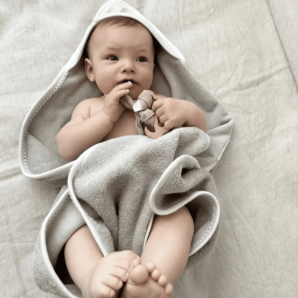 Novorodenecká osuška s kapucňou svetlo šedá 80x80cm