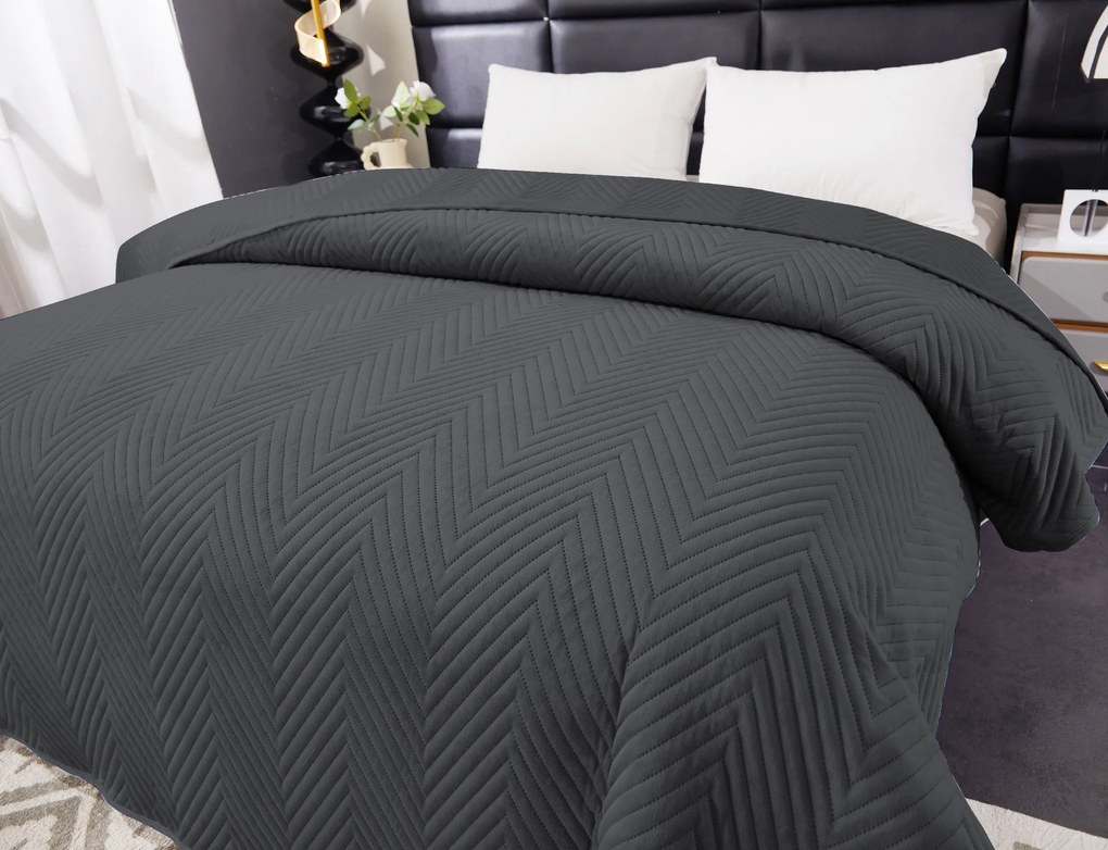 Tmavosivý zamatový prehoz na posteľ so vzorom ARROW VELVET Rozmer: 200 x 220 cm