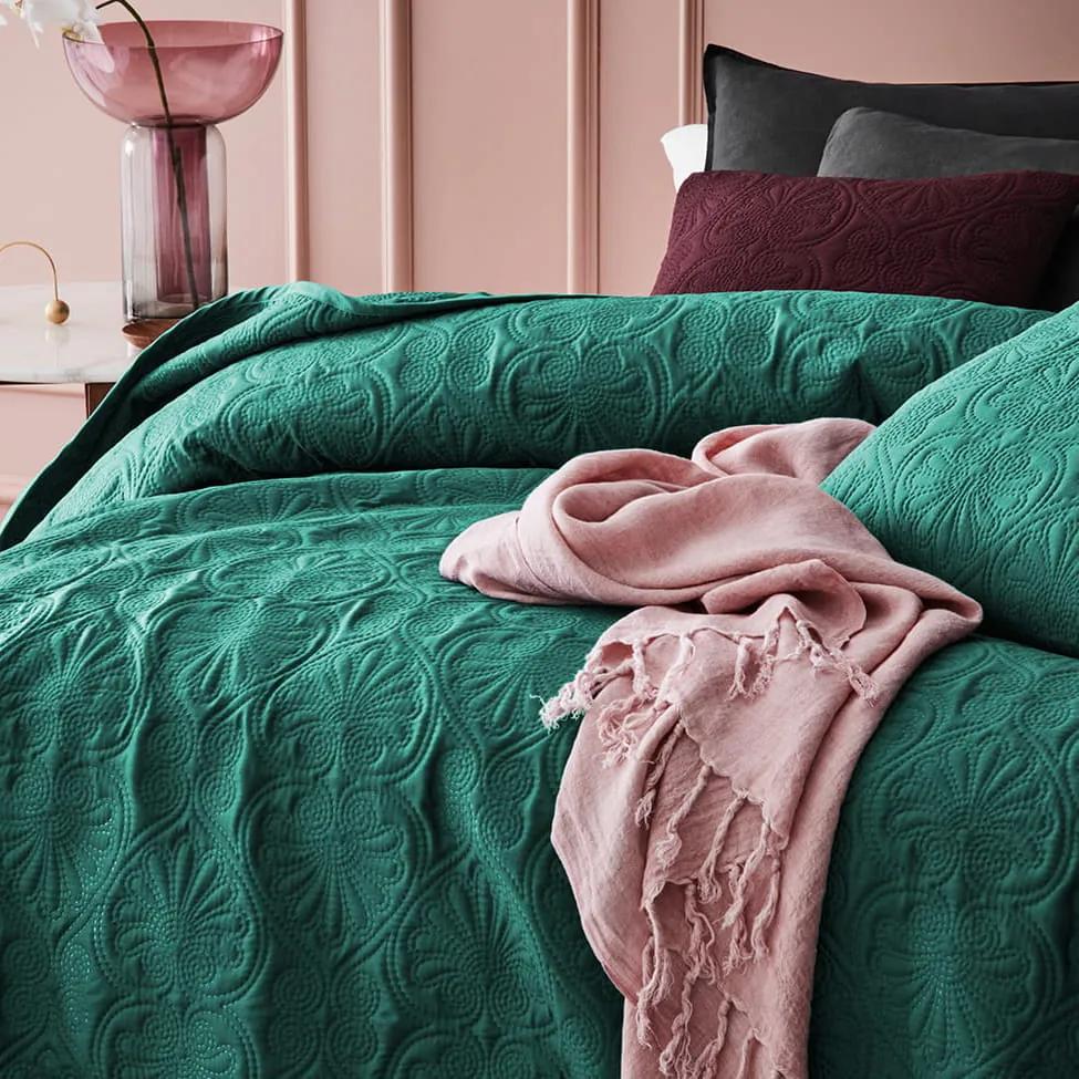 Dekorstudio Elegantný prehoz na posteľ LEILA v tmavozelenej farbe Rozmer prehozu (šírka x dĺžka): 240x260cm