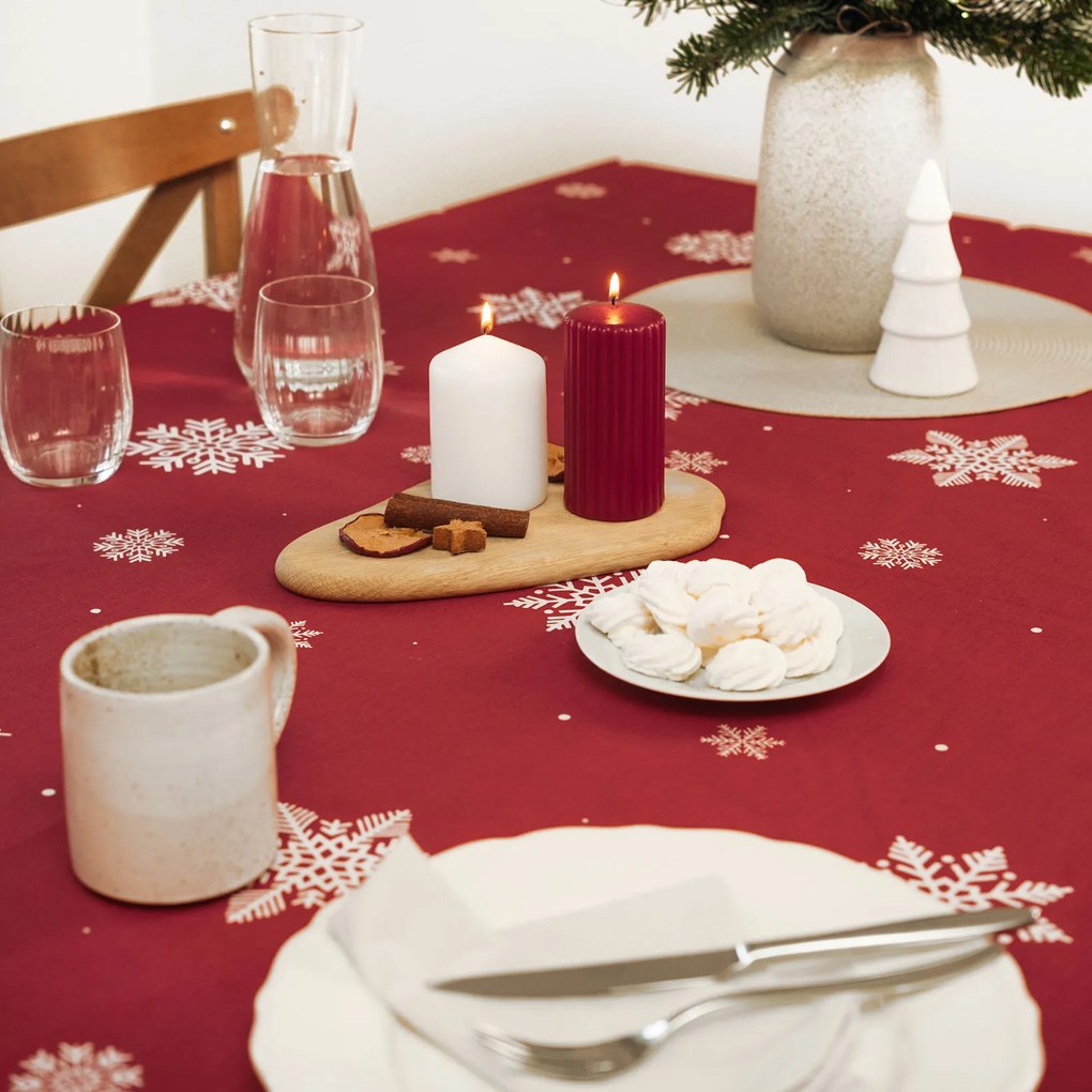 Goldea hranatý obrus 100% bavlnené plátno - snehové vločky na červenej 100 x 140 cm