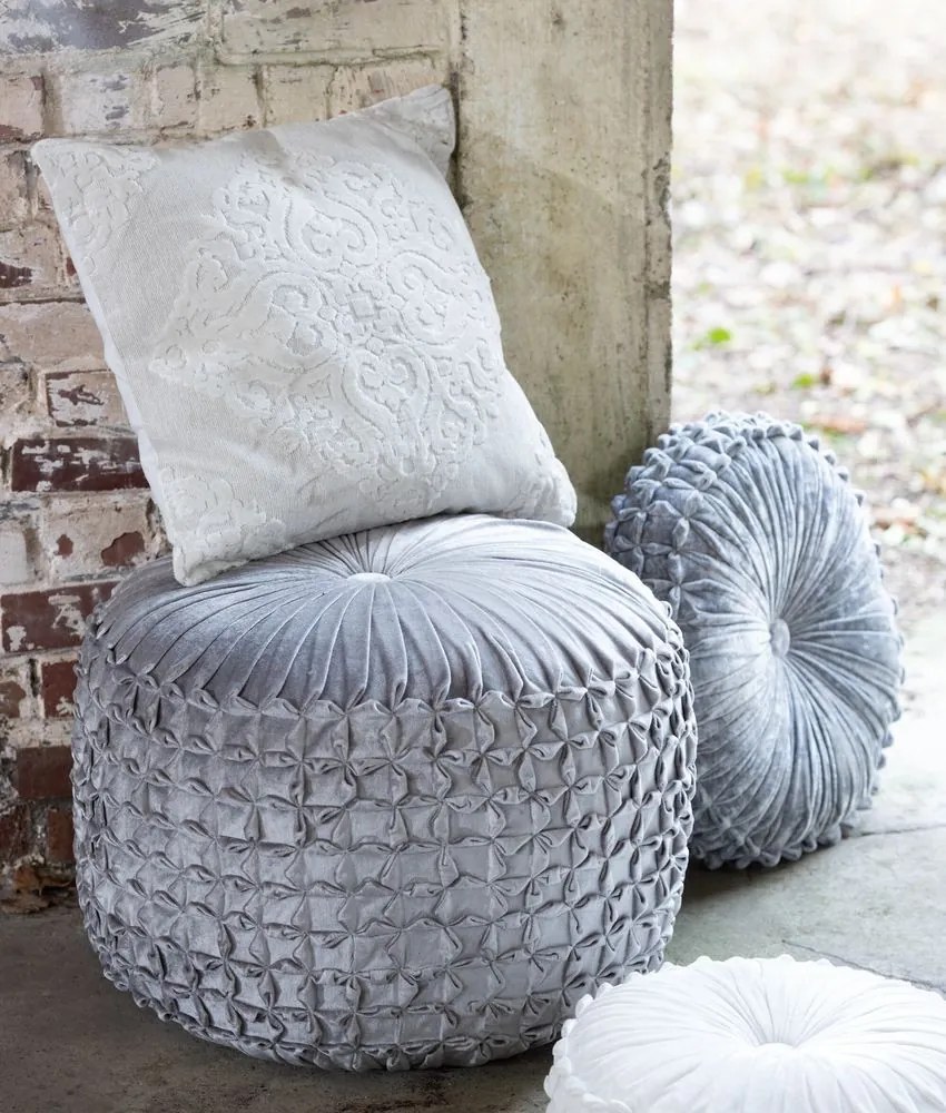 Biely antik zamatový vankúš s ornamentom a výplňou Vende - 44*44cm