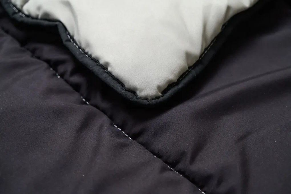 Celoročná prešívaná prikrývka 140x200 cm z dutého vlákna, čierna