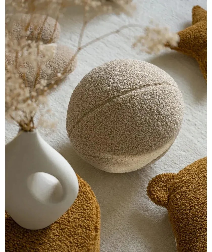 Svetlohnedý detský pohovkový vankúš z textílie buklé Ball – Wigiwama