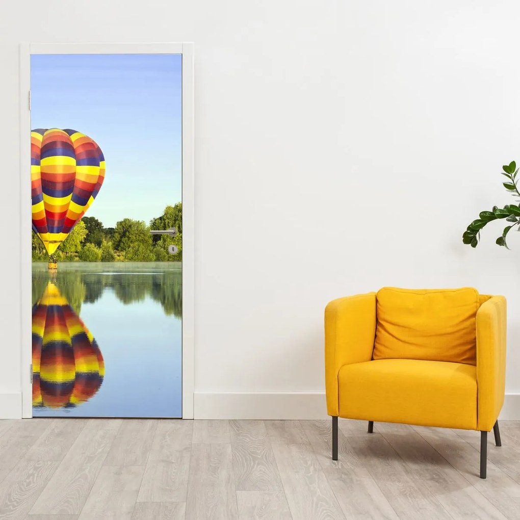 Fototapeta na dvere - Teplovzdušný balón na jazere (95x205cm)