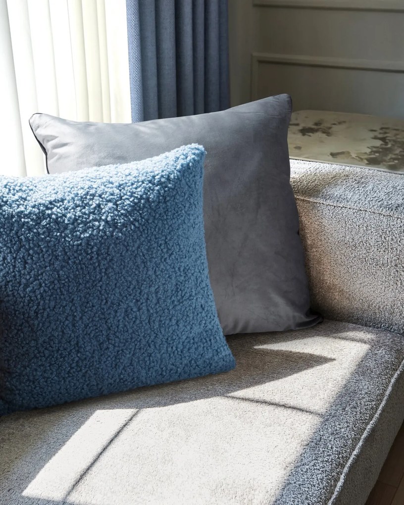 CHLPATÁ DEKORAČNÁ OBLIEČKA NA VANKÚŠ BUKLA03 45X45 CM STRIEBORNÁ