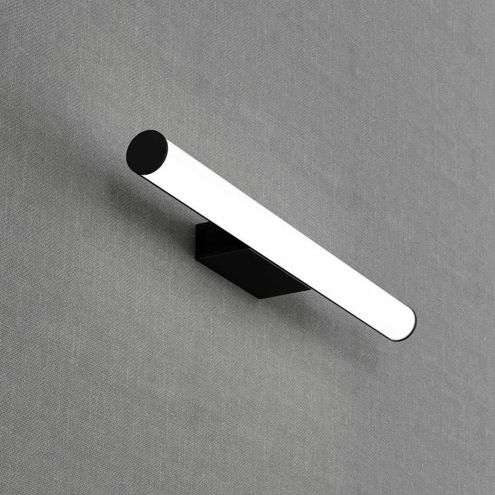 Čierne nástenné svietidlo SULION Caspio, dĺžka 60 cm