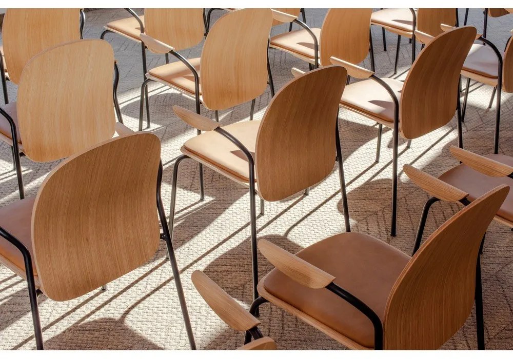 Koňakovohnedé/v prírodnej farbe jedálenské stoličky v súprave s podrúčkami/stohovateľné 2 ks v dekore duba Book – Gazzda