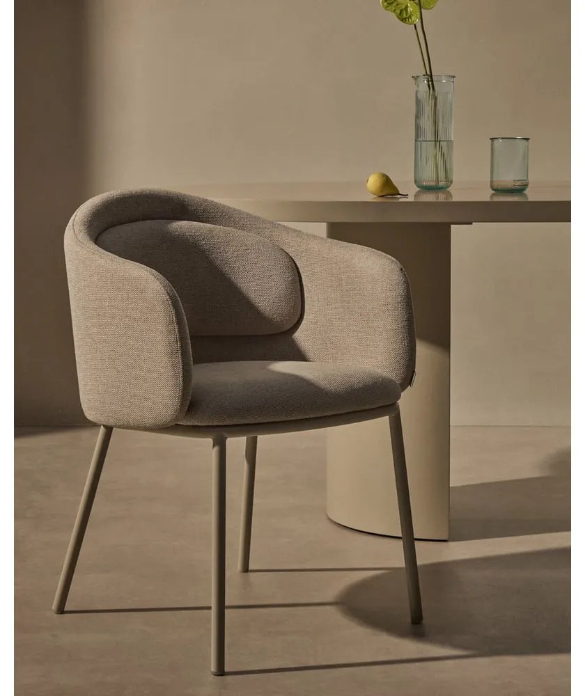 Béžové čalúnené jedálenské kreslo s podrúčkami Minda – Kave Home