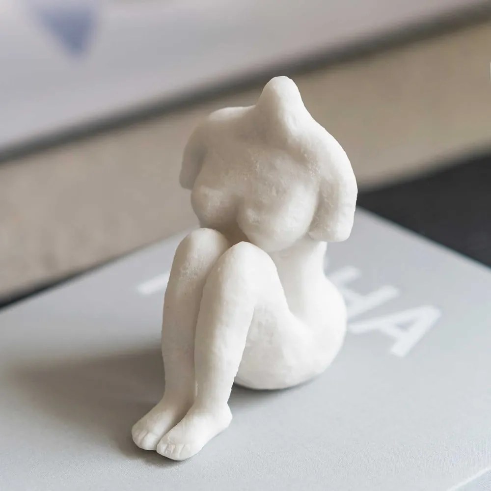 Soška z polyresínu (výška 14 cm) Sitting Woman – Mette Ditmer Denmark