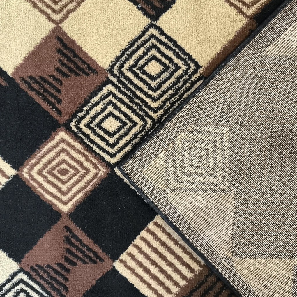 Koberec s geometrickým vzorom Alfa 17 – hnedá, béžová, čierna Rozmer: 60x100 cm