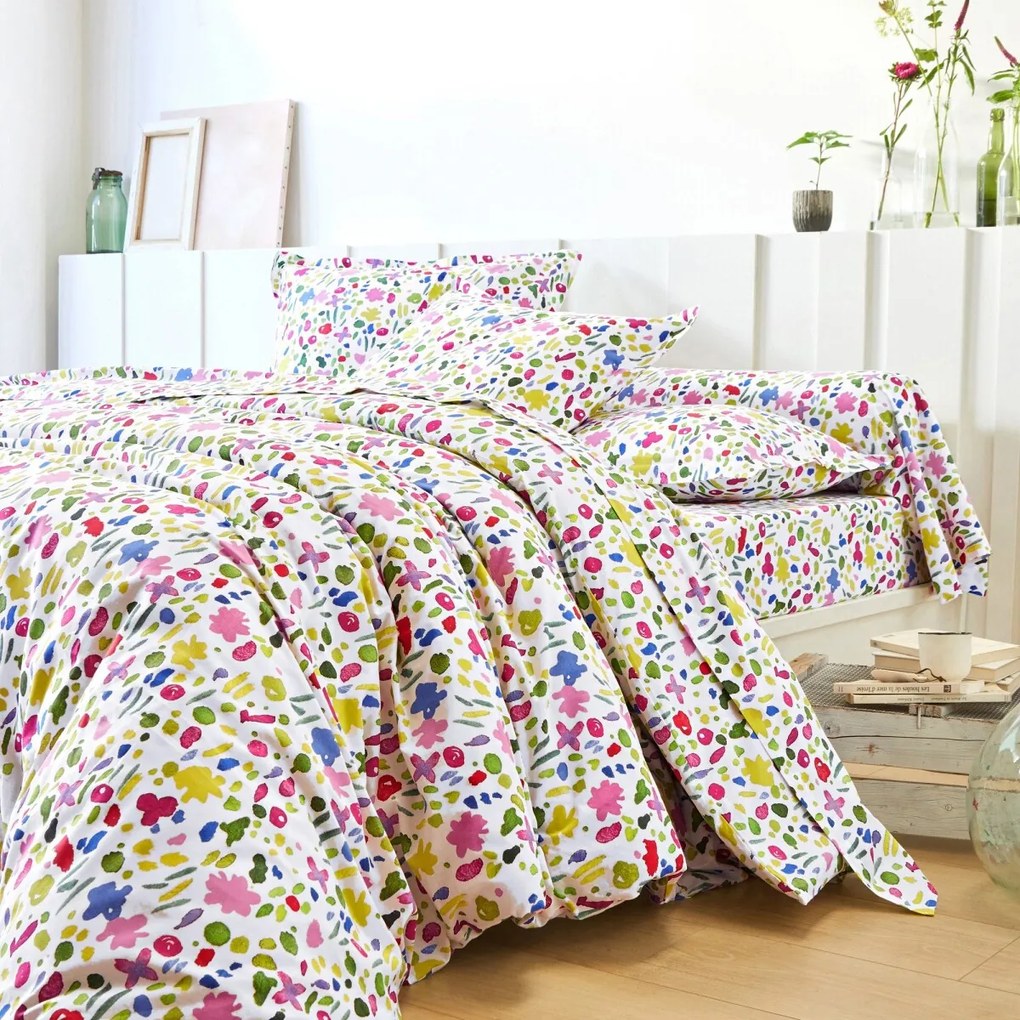 Bavlnená posteľná bielizeň Akvarel s potlačou kvetín, zn. Colombine (*) Súprava obliečok na vankúš (70x90) a na prikrývku (140x200) v klasických rozmeroch a bez chlopne na zasunutie pod matrac.
