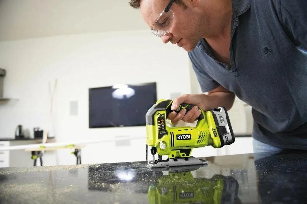 AKU píla priamočiara - RYOBI R18JS-120S; 18 V; ONE+ (1x batéria 2,0 Ah + nabíjačka)