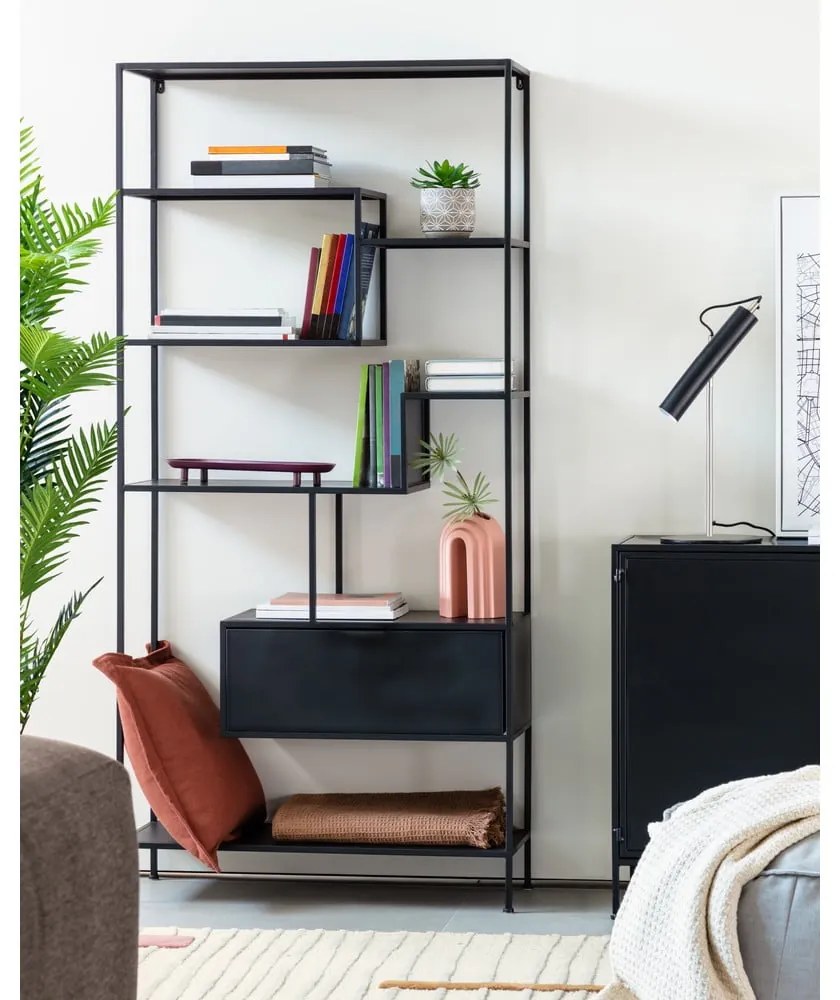 Čierna knižnica Kave Home Shantay