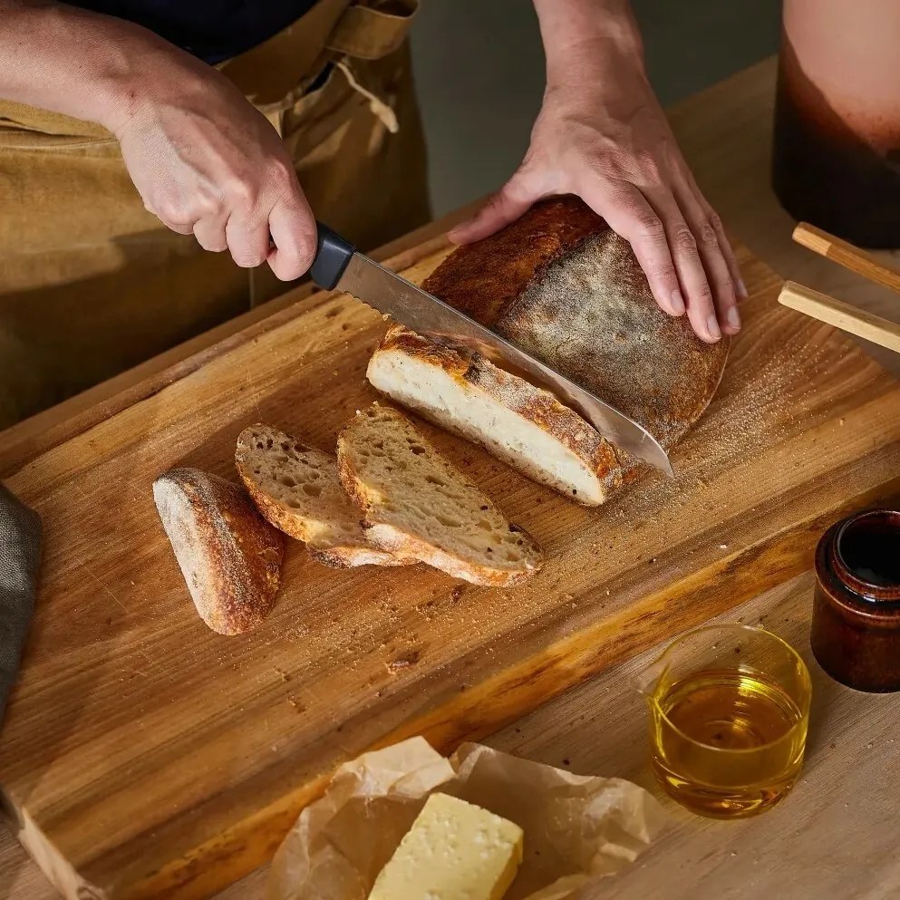 Fiskars Nôž na pečivo Hard Edge, 22 cm