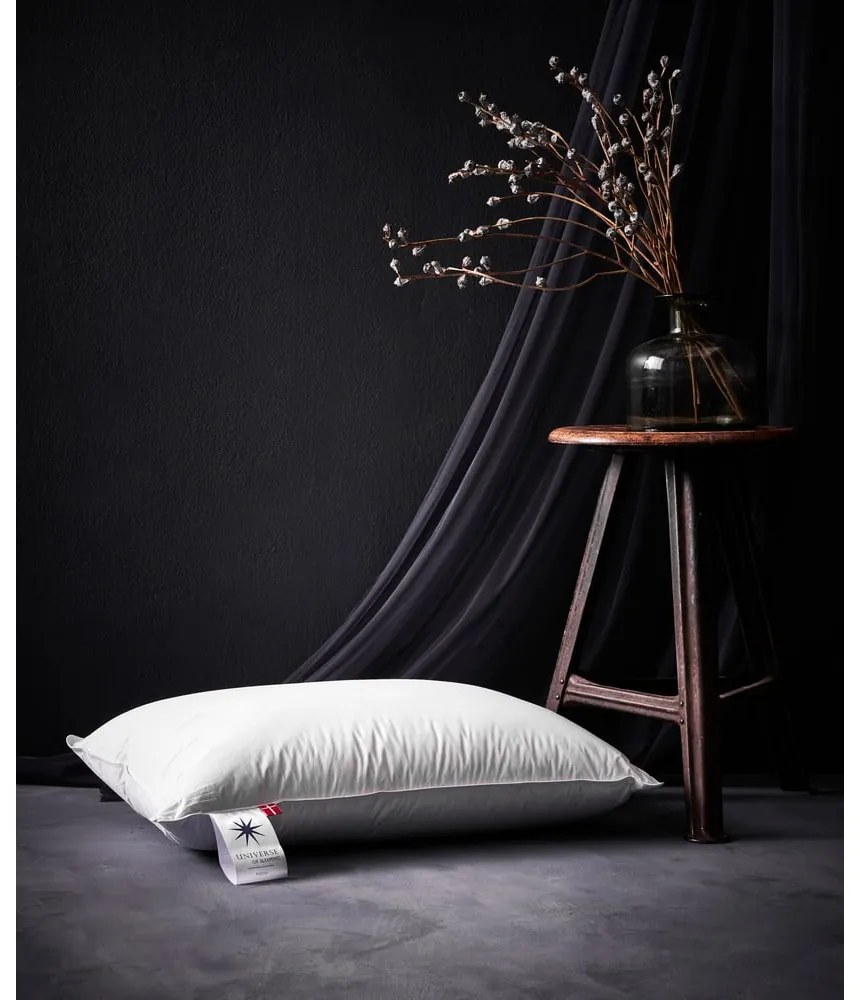 Vankúš s páperovou výplňou 50x70 cm Capella Low – Universe of Sleeping