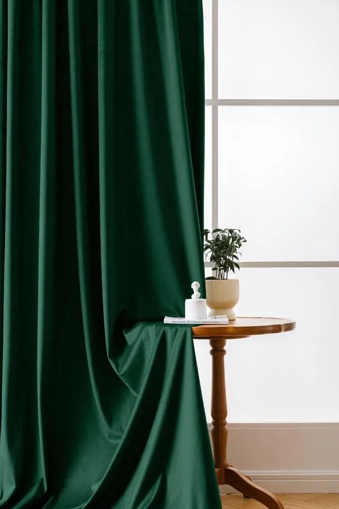 Tmavě zelený zatemňovací závěs VELVET 140x250 cm Zavesenie: Kovové krúžky