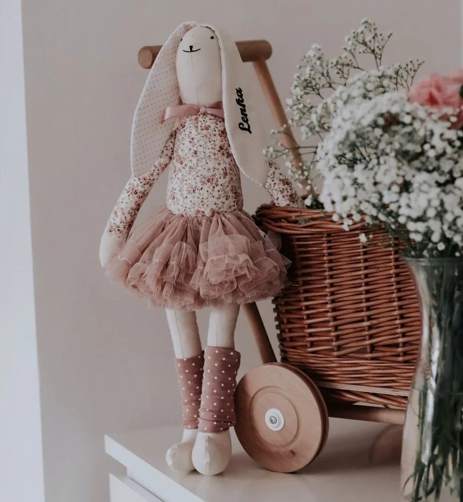 Plyšový zajačik kvety v ružovej sukni s menom dieťaťa
