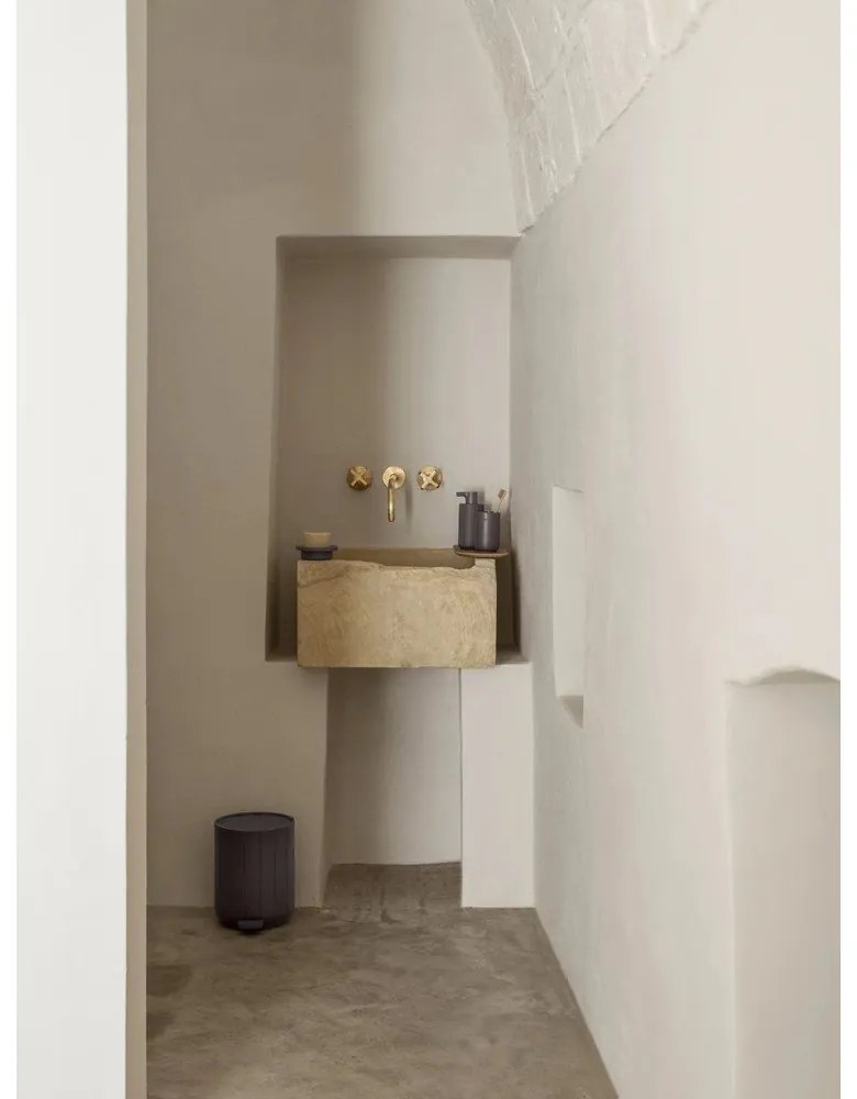 Sivá nádobka na mydlo z polyresínu Kua – Blomus