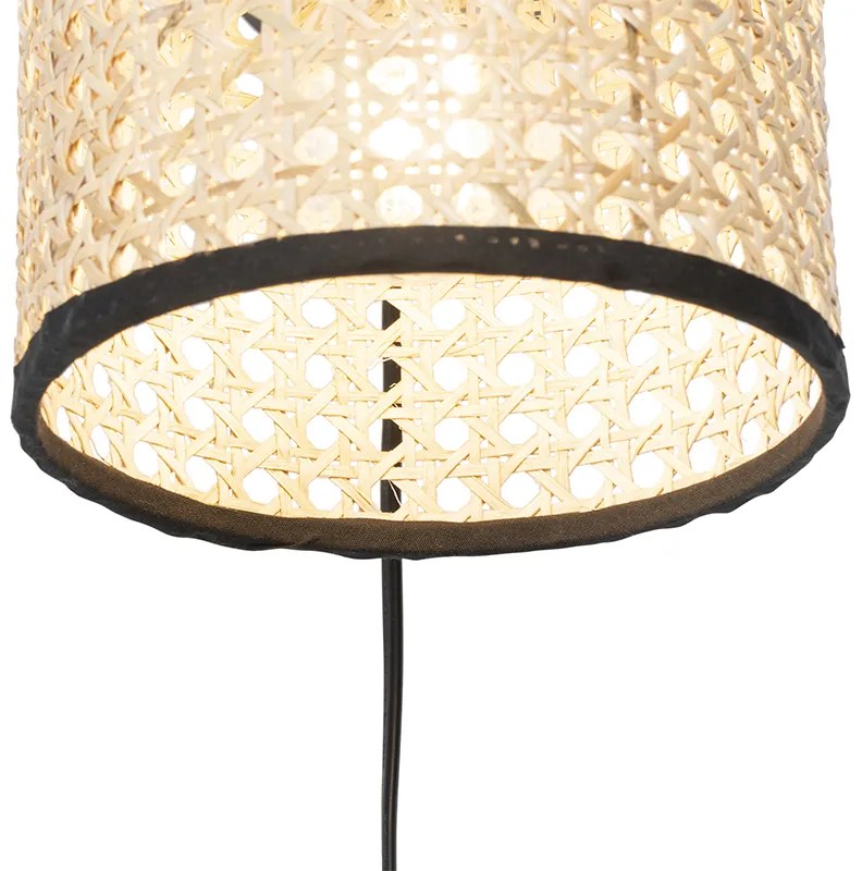 Rustikálna nástenná lampa čierna s ratanovým tienidlom - Kata