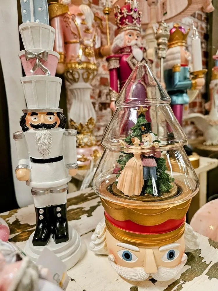 Sklenený kryt s Luskáčikom a Led osvetlením - 15*13*24 cm / 2*AA