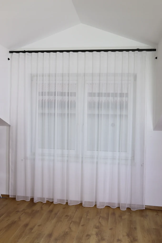 Dekorstudio Biela záclona CIK-CAK s olovkom - vlastný rozmer Uchytenie závesu: Dekoračné krúžky biele, Šírka záclony: 250cm