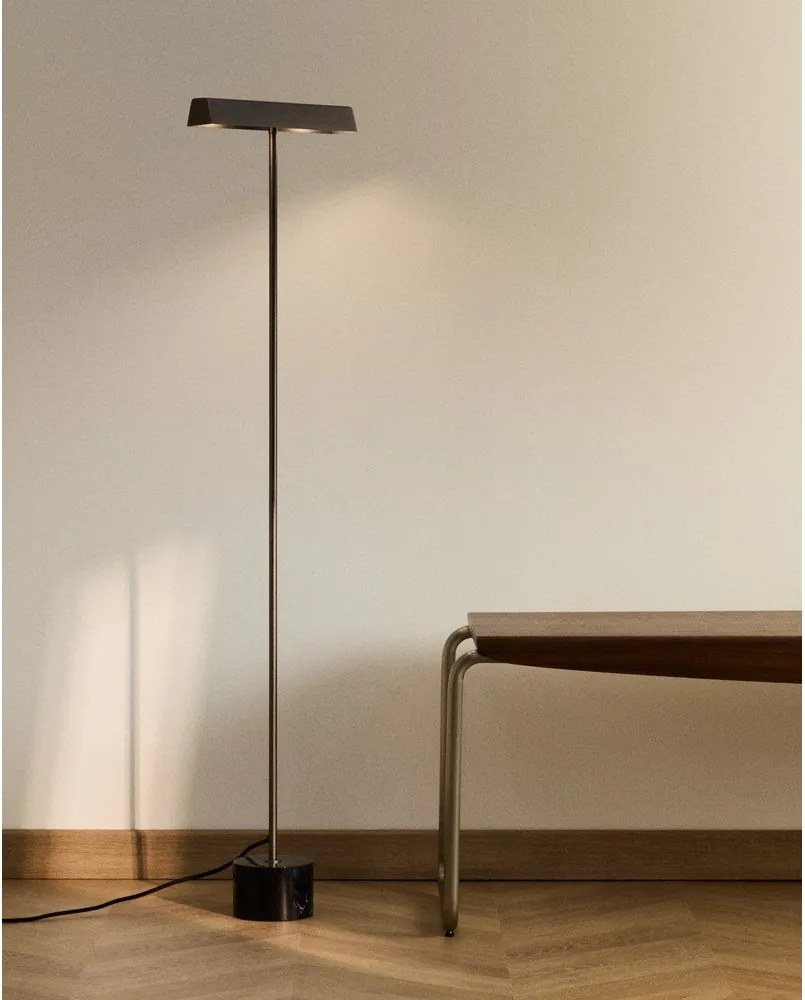 Čierna stojacia lampa (výška 121 cm) Lynor – Kave Home