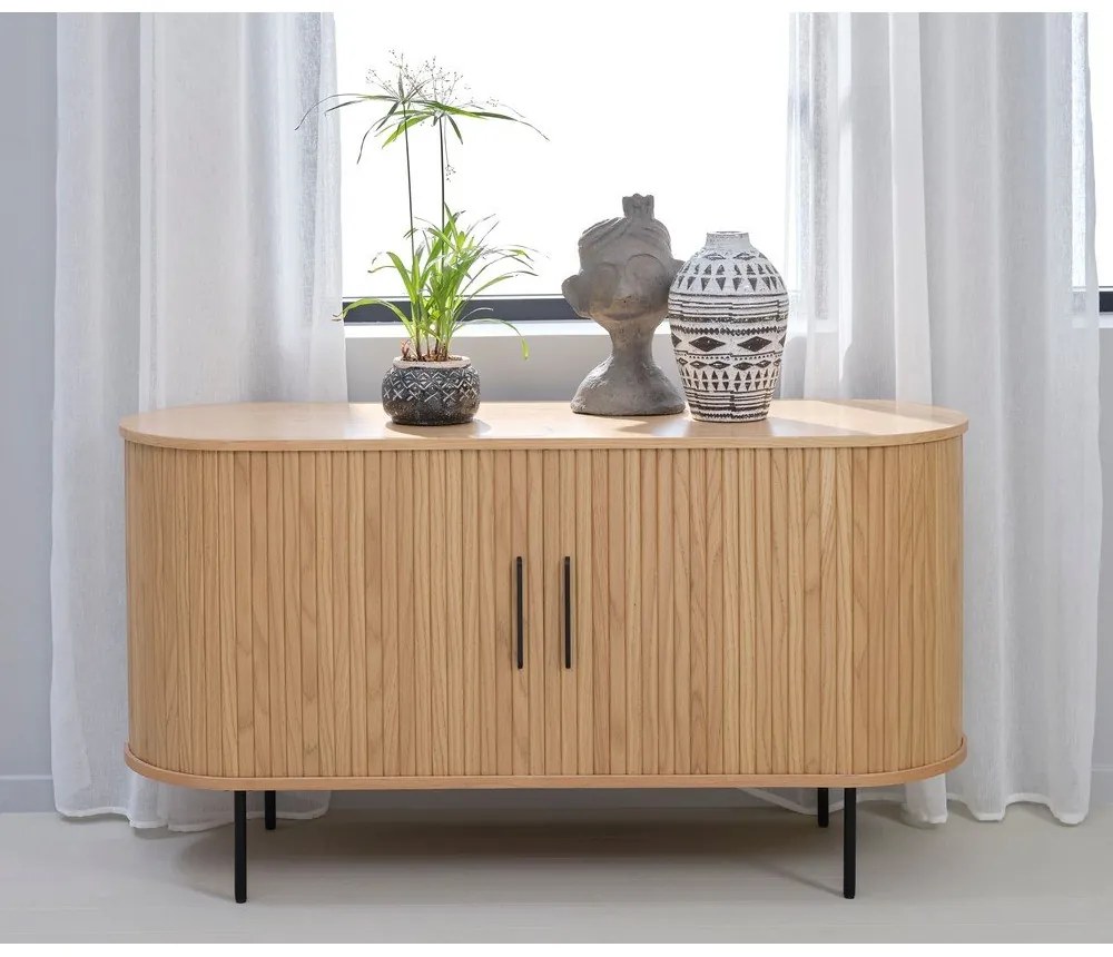 Nízka komoda v dekore duba s posuvnými dverami v prírodnej farbe 140x76 cm Nola – Unique Furniture