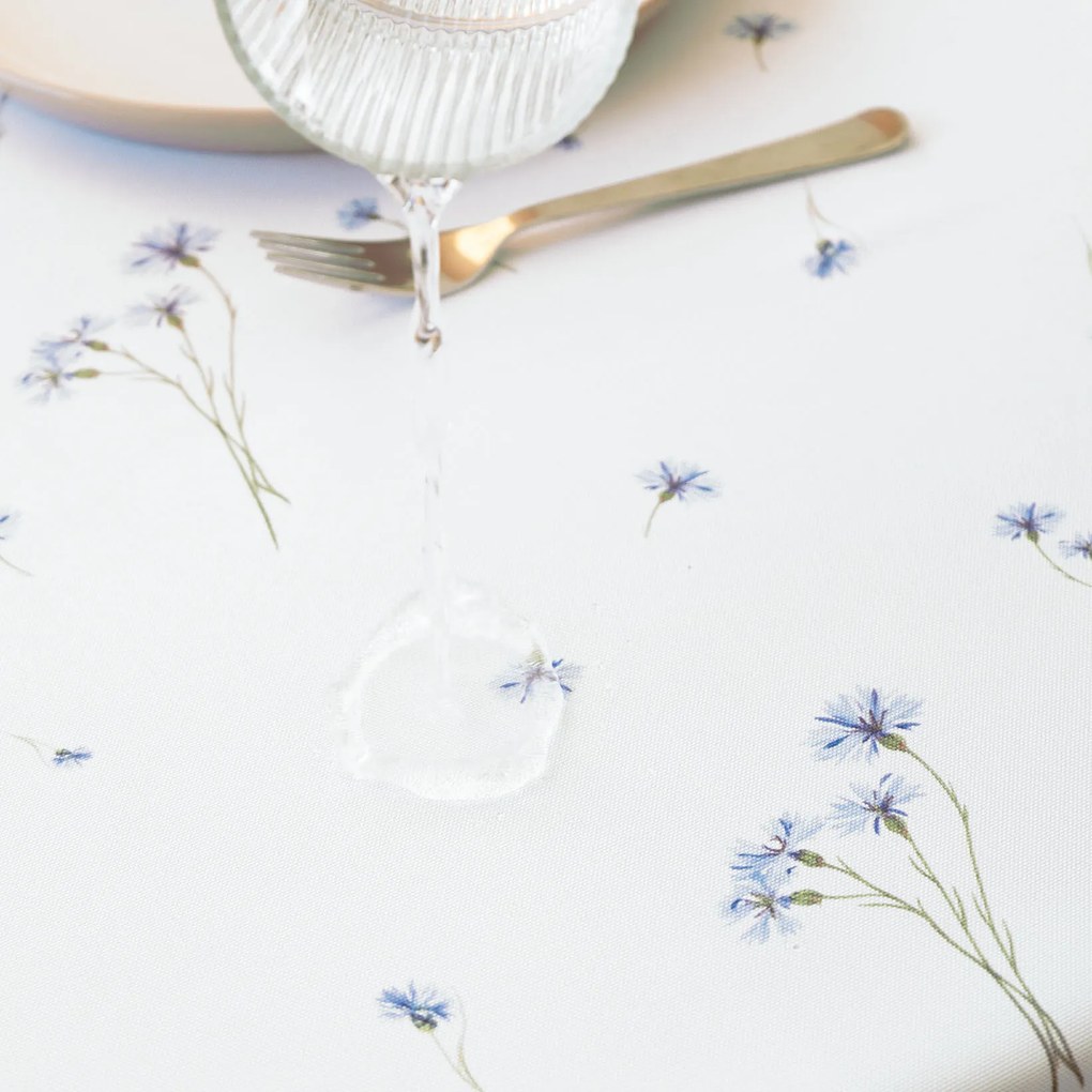 Goldea hranatý teflónový obrus - modré nevädze 100 x 100 cm