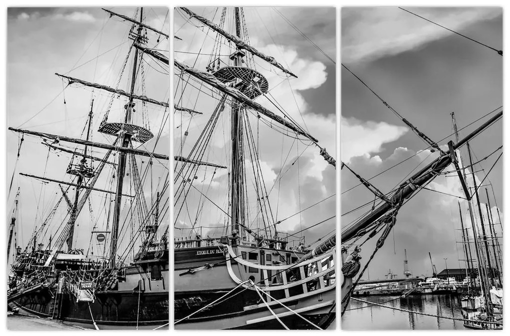 Čiernobiely obraz plachetnica