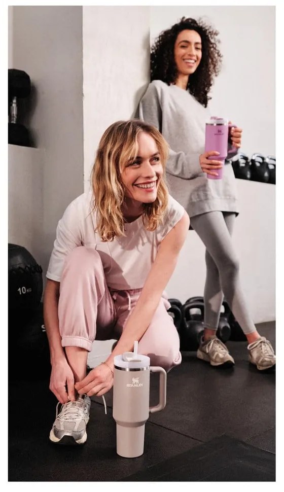 Svetlosivá termoska so slamkou z nehrdzavejúcej ocele 1,18 l Quencher H2.0 FlowState Tumbler Ash – Stanley