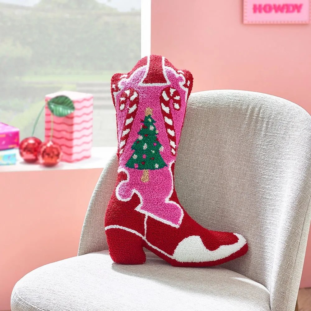 Dekoračný vankúš s vianočným motívom z materiálu buklé 48x35 cm Santa's Howdy Christmas Boot – Catherine Lansfield