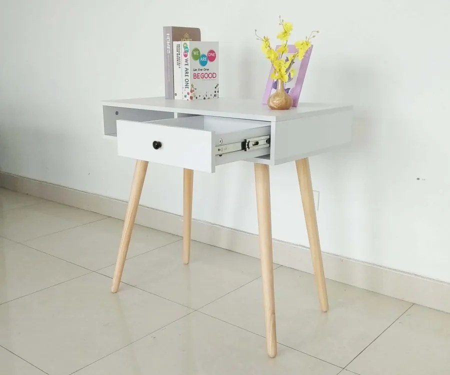 Elegantný drevený stolík so šuflíkom
