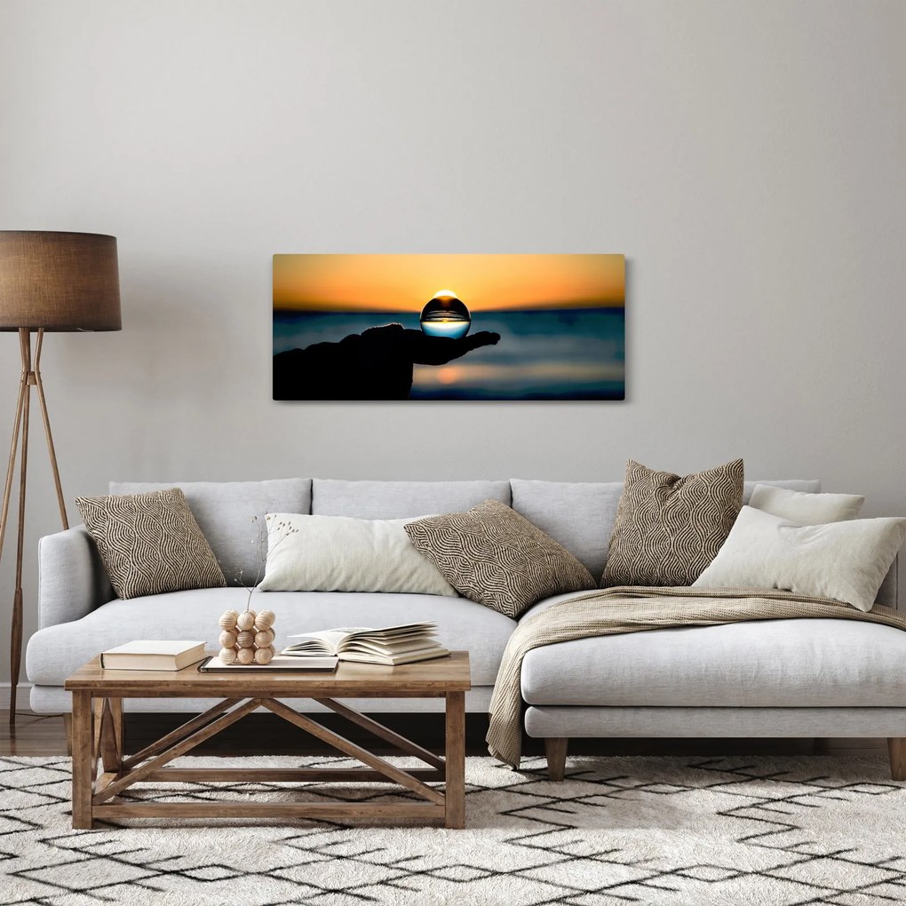 Obraz sklenenej gule v dlani (120x50 cm)