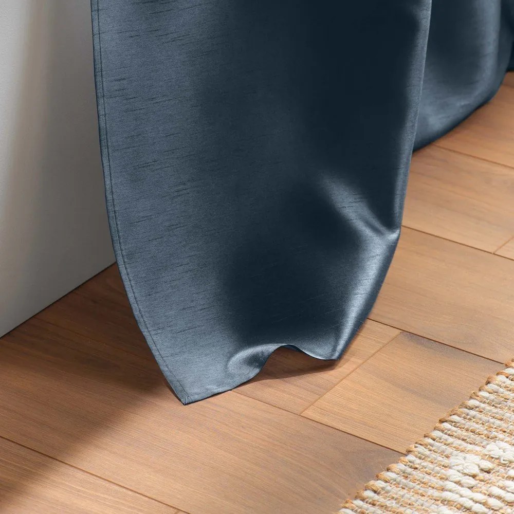 Tmavomodrý záves z mikrosaténu 140x240 cm Shana – douceur d'intérieur