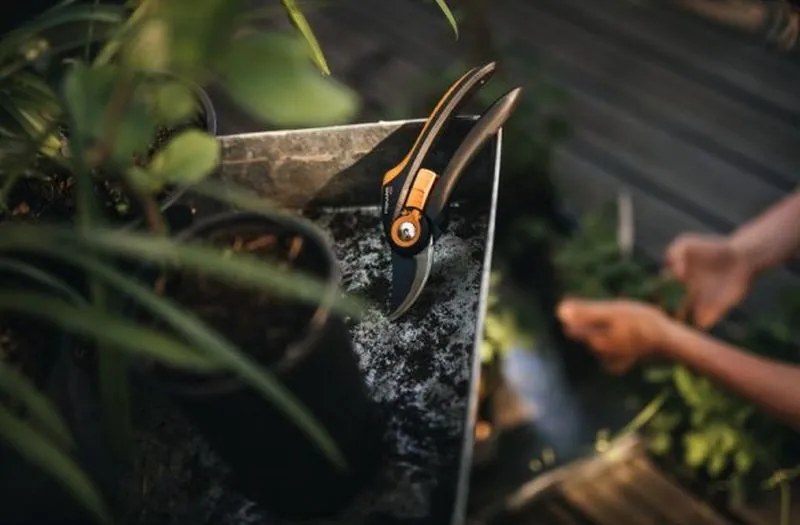 Fiskars Plus SmartFit P541 Nožnice záhradné dvojčepelové, 20,1cm 1057169